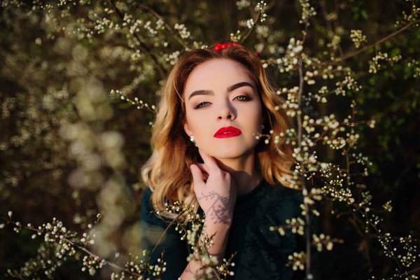 How to Pair a Structured Handbag with a Sheath Dress for a Sophisticated Office Look?